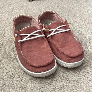 Hey Dudes Rose colored cordaroy and suede women’s size 6